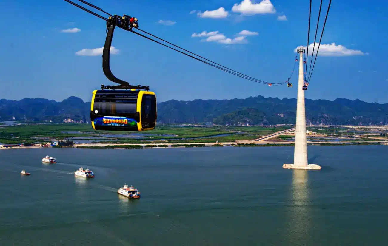 Cáp treo Sun World Cát Bà kết nối ga Phù Long với đảo Xanh Island Cát Bà, mang đến trải nghiệm du lịch độc đáo.