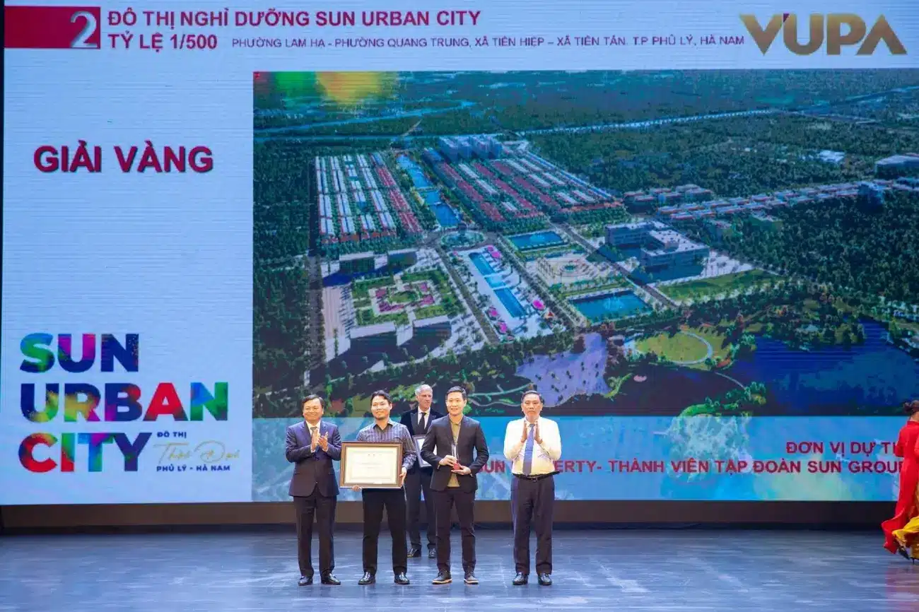 Đại diện Sun Group nhận giải vàng cho đô thị nghỉ dưỡng Sun Urban City. Ảnh: BTC