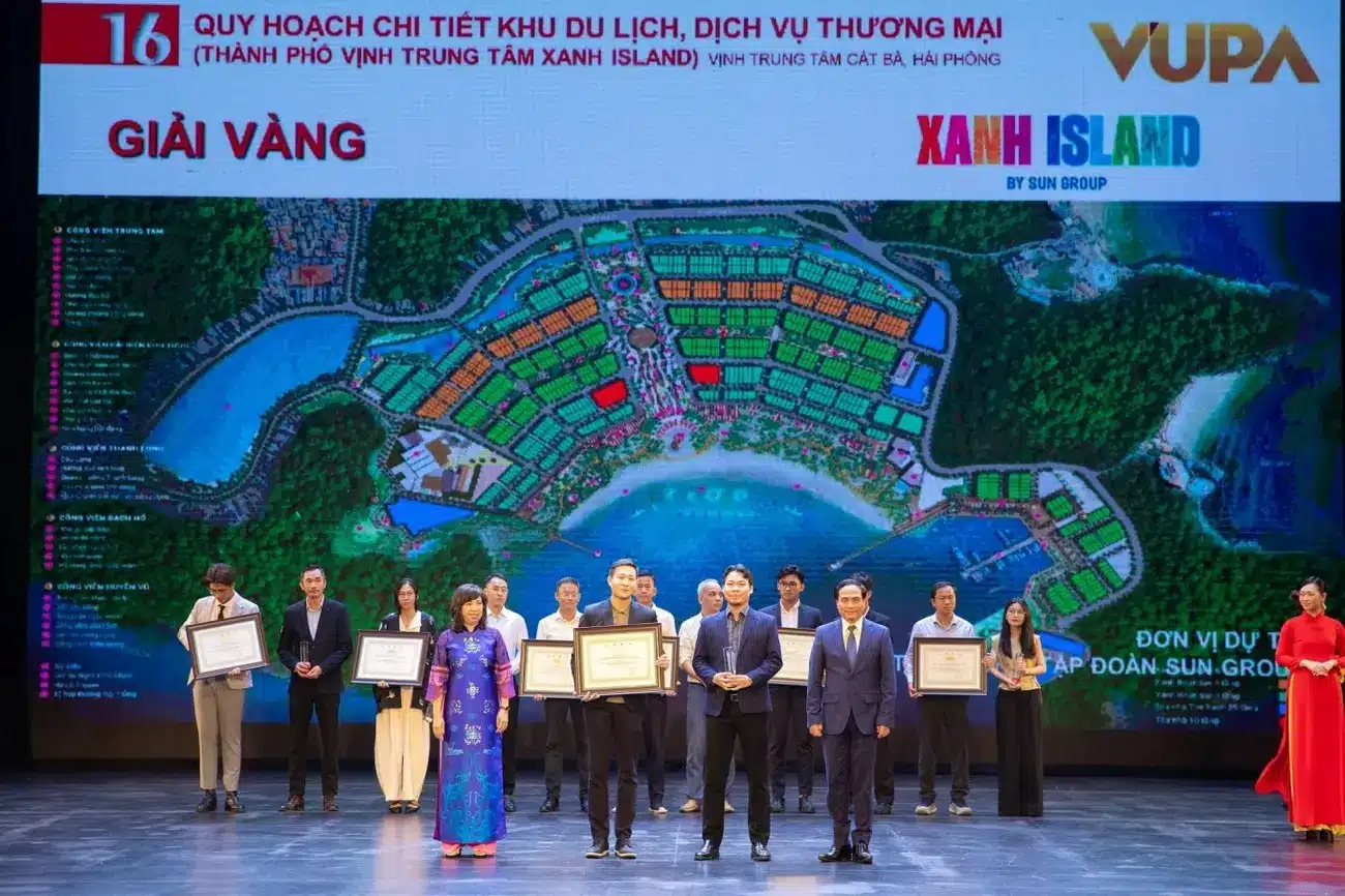 Đại diện Sun Group nhận giải vàng cho dự án Xanh Island tại cuộc thi VUPA 2024.