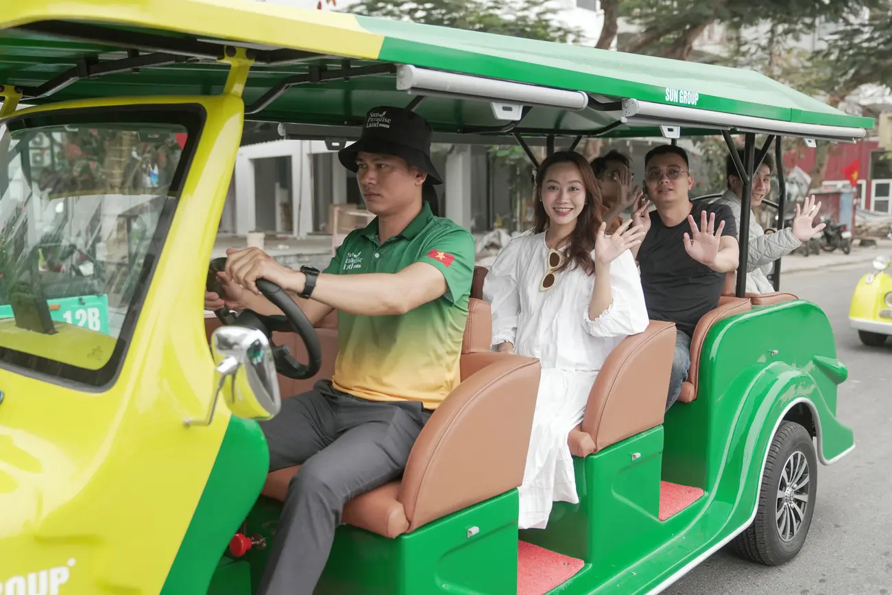 Du khách khám phá Sun Xanh Island với dịch vụ xe buggy điện mới thân thiện môi trường.