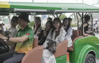 Du khách trải nghiệm miễn phí xe điện tại Dự án Xanh Island do Sun Group phát triển, mở đầu kỷ niệm ngày 30/4.