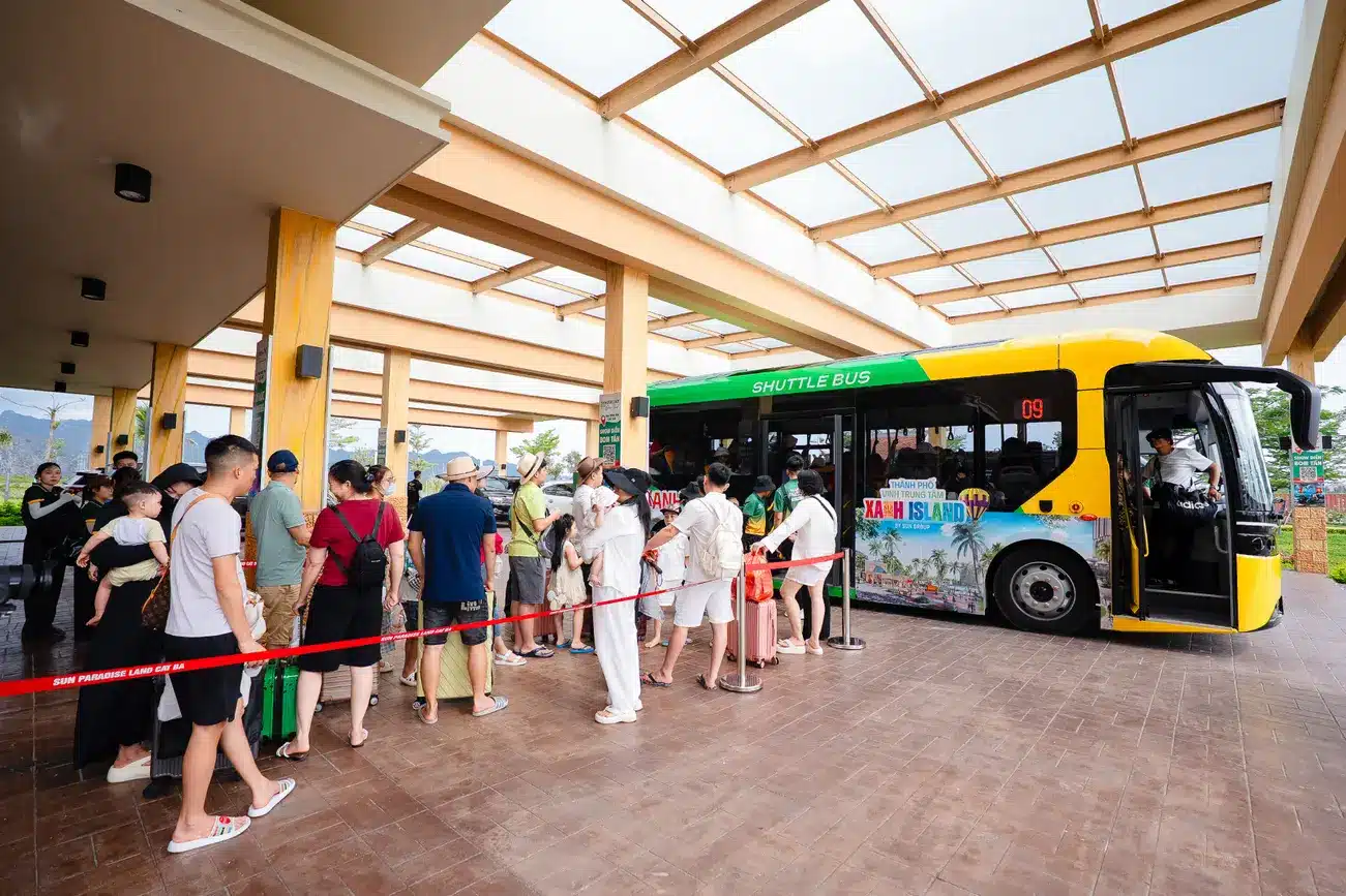 Du khách xếp hàng chuẩn bị lên xe buýt điện thuộc dự án Xanh Island tại Cát Bà.