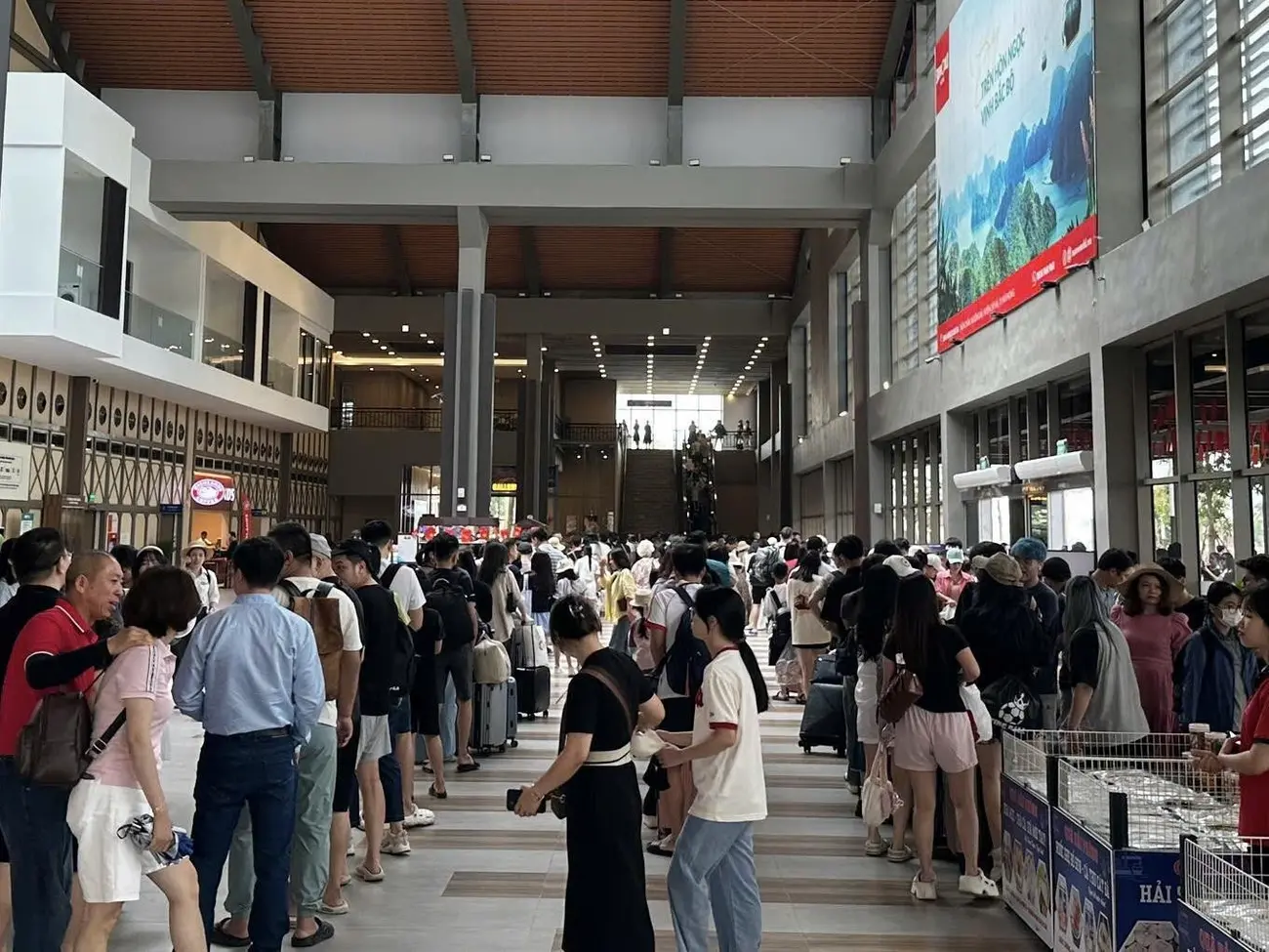 Du khách xếp hàng dài chờ chuyến cáp treo để tham quan Xanh Island by Sun Group nhân dịp nghỉ lễ 30/4.