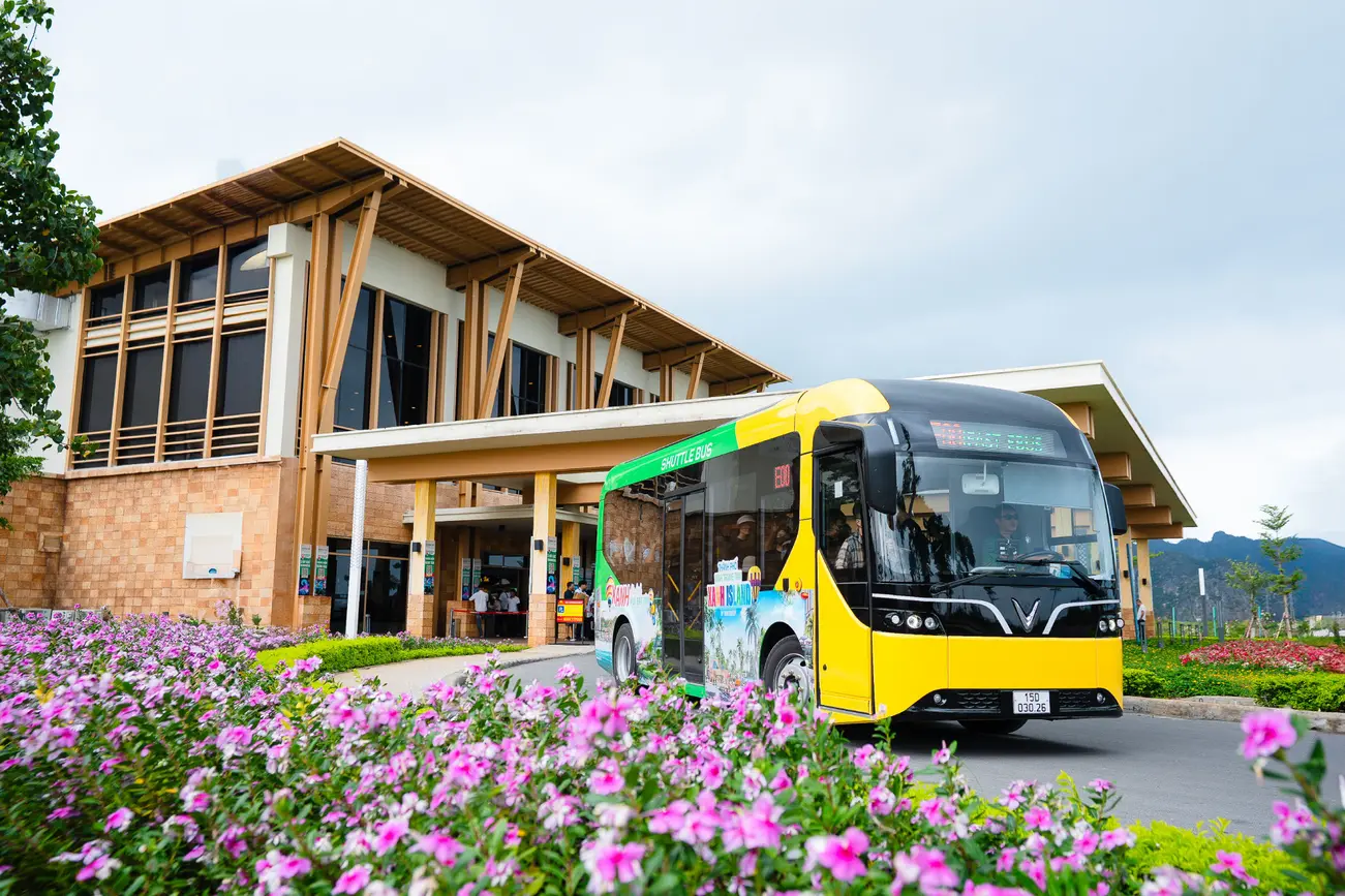 Giao thông xanh tại Xanh Island by Sun Group với xe điện thân thiện môi trường.