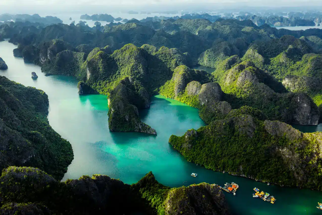 Khung cảnh thiên nhiên hùng vĩ của Vịnh Lan Hạ, bao quanh dự án The Xanh Island. Ảnh: Sun Property