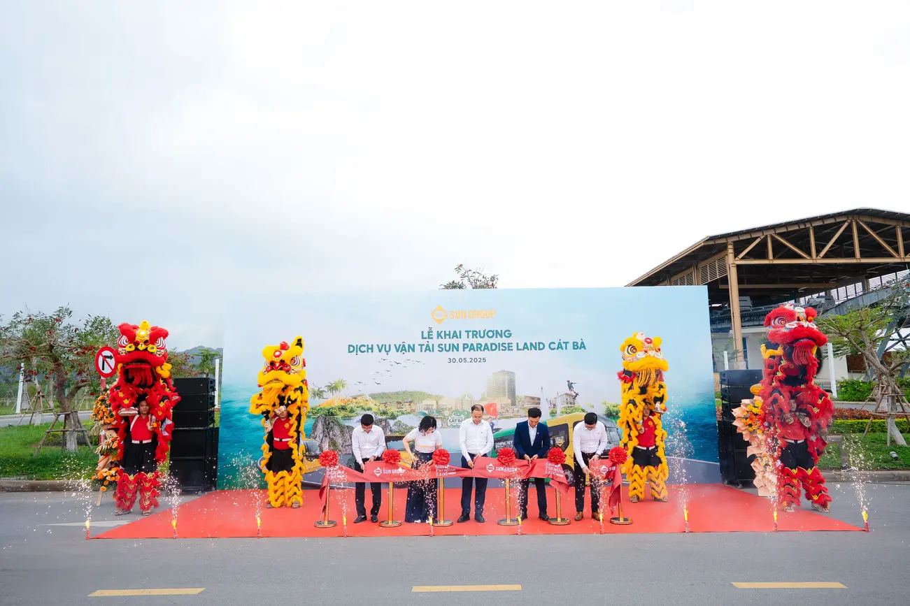 Lễ khai trương dịch vụ vận tải Sun Paradise Land Cát Bà tại Xanh Island, ngày 30/5.