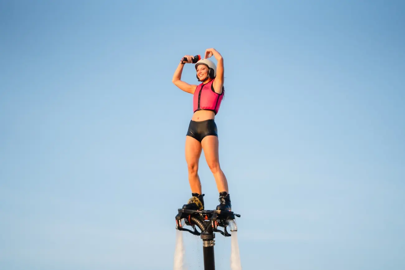 Màn trình diễn Flyboard đặc sắc tại Xanh Island, kết hợp ánh sáng và pháo hoa rực rỡ.