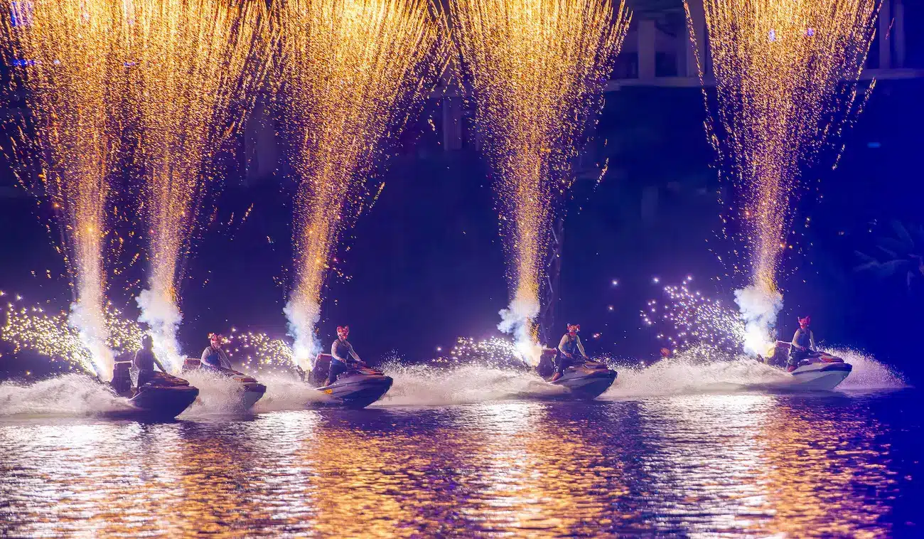 Màn trình diễn Jetski và pháo hoa hoành tráng tại Sun Xanh Island, tạo nên một bản giao hưởng ấn tượng trên mặt nước.