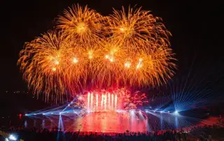 Màn trình diễn pháo hoa rực rỡ tại Xanh Island Sun Group thu hút du khách và giới thượng lưu.