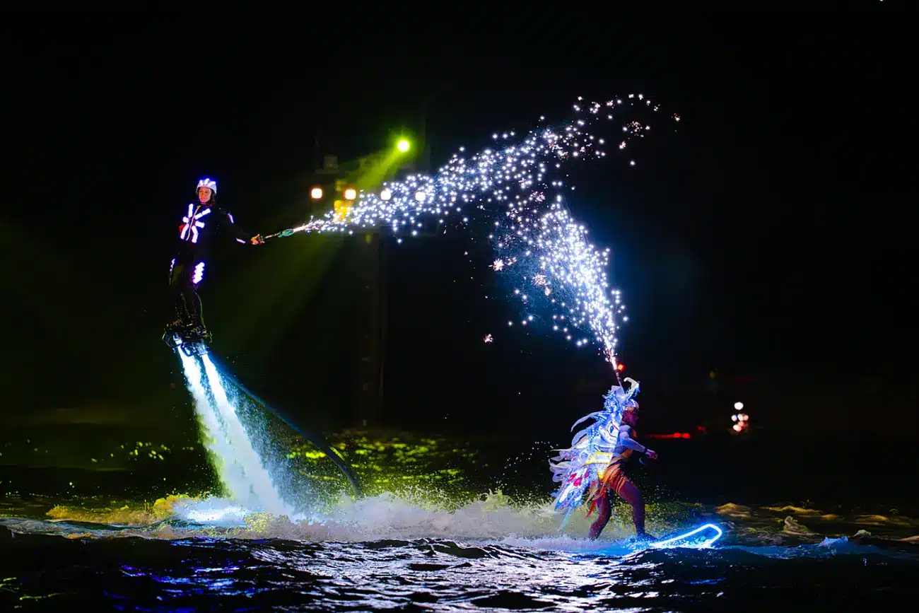 Show diễn Dự án Xanh Island với màn flyboard kết hợp pháo hoa độc đáo. Ảnh: Sun Group