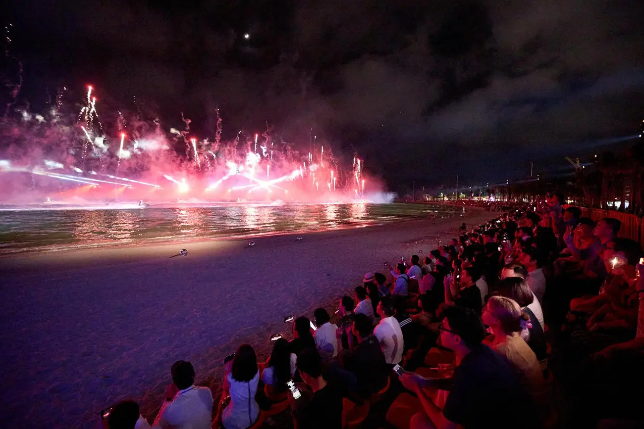 Show diễn pháo hoa ngoạn mục tại Sun Xanh Island thu hút đông đảo du khách tham gia.