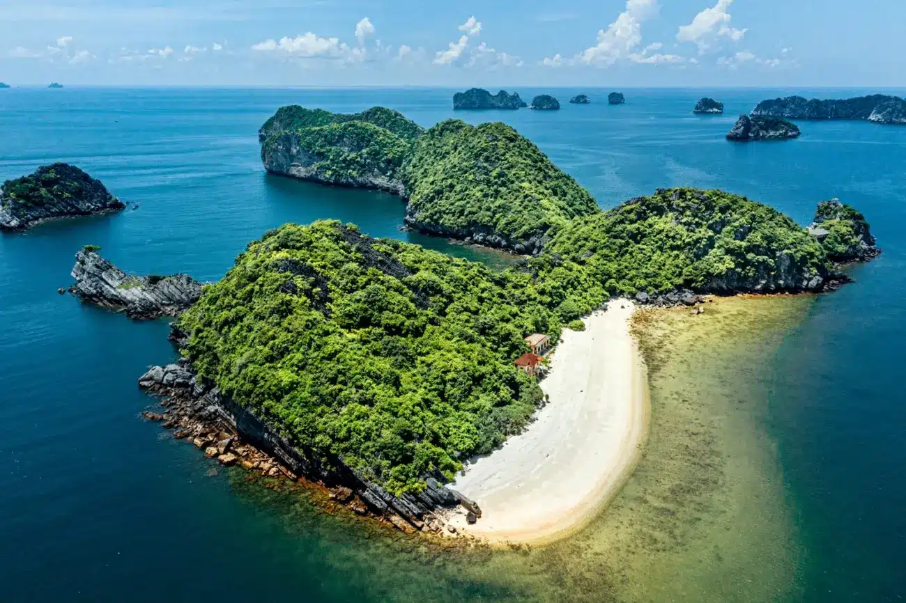 Toàn cảnh Vịnh Lan Hạ, một điểm đến hấp dẫn gần dự án Xanh Island của Sun Group.